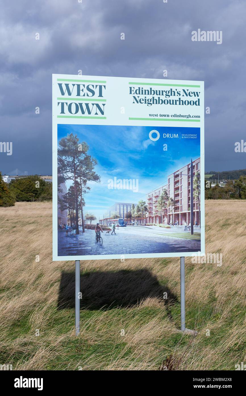 Schild für das neue West Town Edinburgh Erweiterungsbauprojekt in der Nähe des Flughafens Edinburgh und Ingliston - Edinburgh, Schottland, Großbritannien Stockfoto
