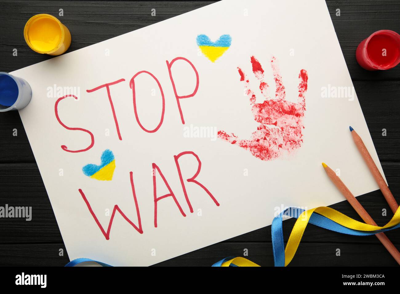 Inschrift Stop war mit Baby Handabdruck auf schwarzem Hintergrund, Konflikt zwischen der Ukraine und Russland. Kein Krieg, stoppt den Krieg, die russische Aggression. Ukrainisches Pat Stockfoto