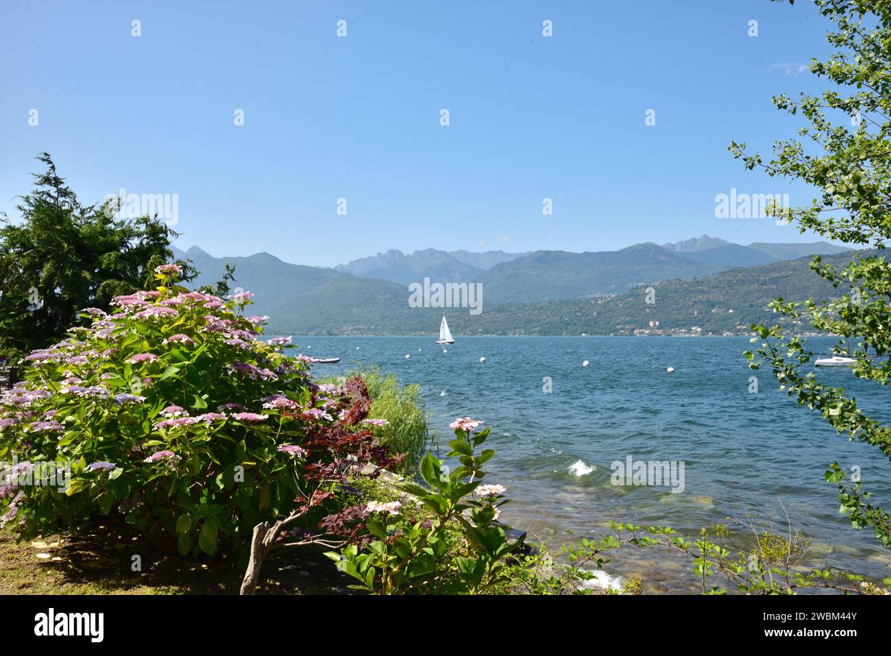Blick von der Isola dei Pescatori über den Lago Maggiore. Stockfoto