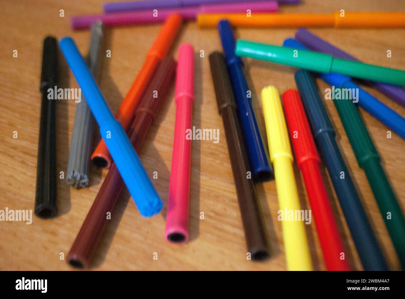 Verschiedene farbige Filzstifte auf einem Schreibtisch verstreut Stockfoto