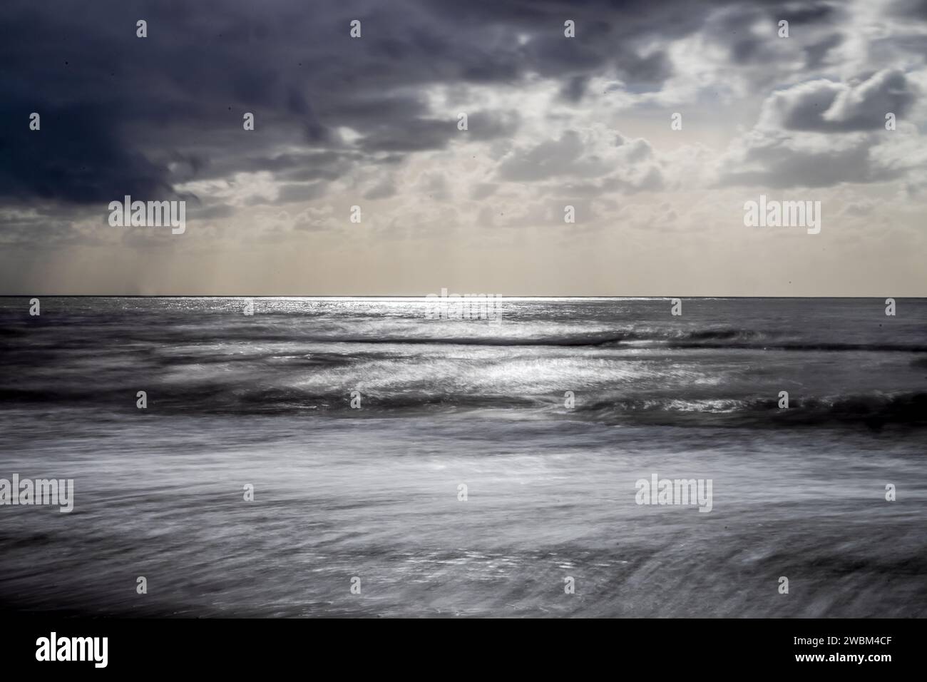 Raues Meer, an einem Wintermorgen voller Sonne, Wind und Stille Stockfoto