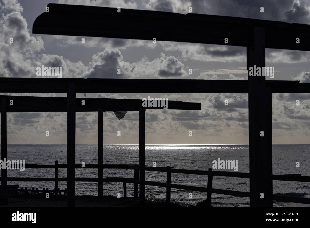 Silhouette des Meeres, an einem hellen Horizont an einem Winternachmittag. Stockfoto