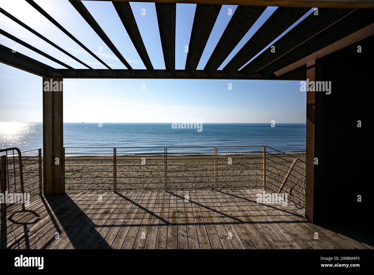 Ein seltsamer Rahmen an einem hellen Meereshorizont. Stockfoto