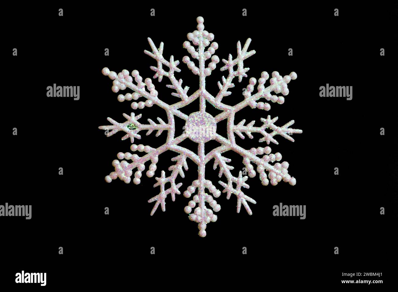 Weihnachtsdekoration in Form einer weißen Schneeflocke Stockfoto
