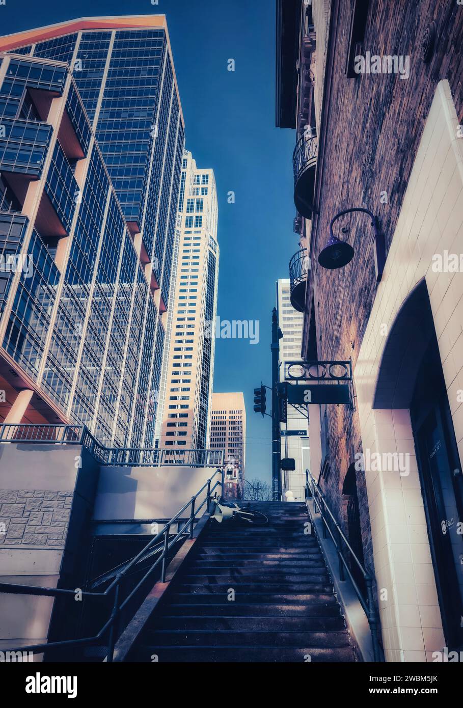 Eine Treppe führt zur Hauptstraße, mit Blick auf die Skyline von Seattle am Morgen. Stockfoto