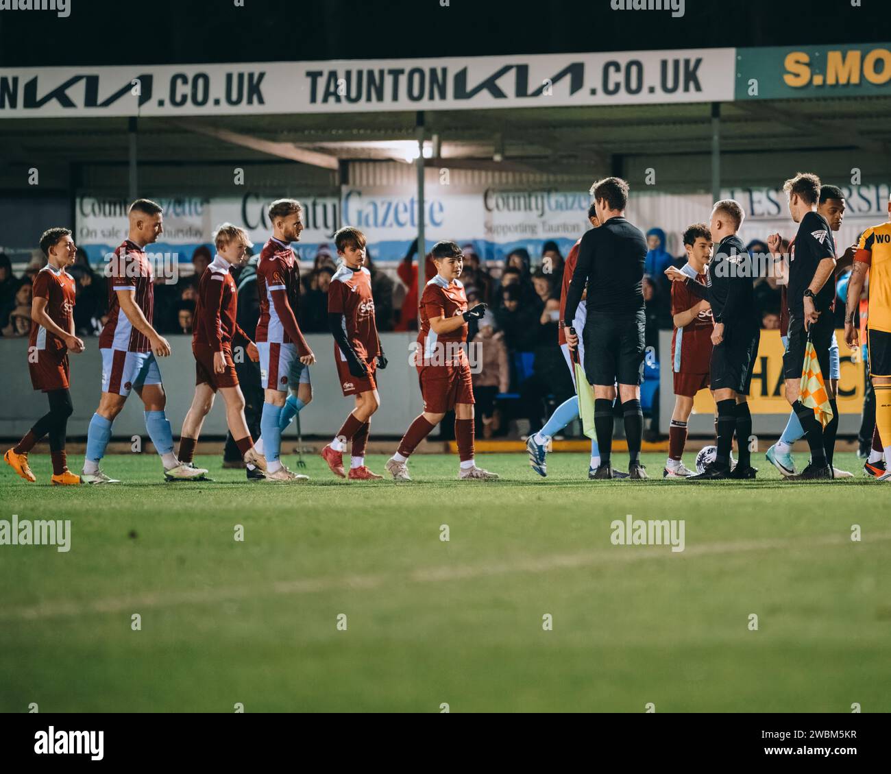 Taunton Town schüttelt vor dem Spiel die Hände Stockfoto