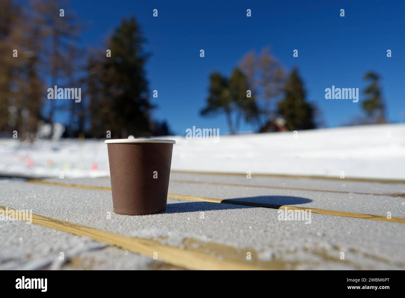 Ein kleines Café an der Spitze der Skipisten, in den Bergen Stockfoto