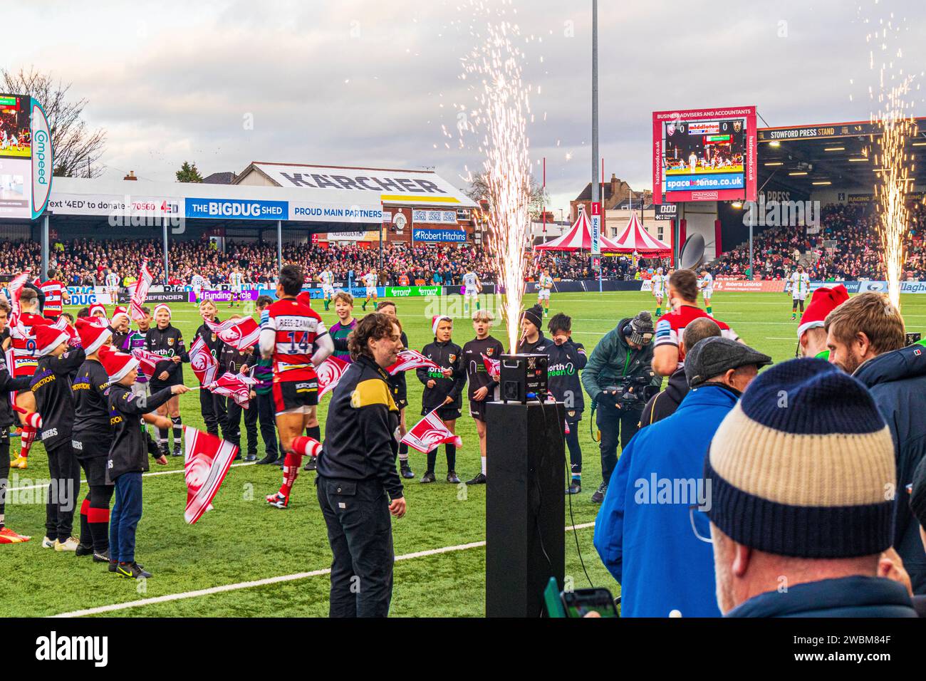 Die Spieler aus Gloucester, die am 23.12.2023, in Gloucester Rugby, auf das Spielfeld des Kingsholm Stadions, Heimstadion von Gloucester Rugby, für das Spiel gegen Northampton, Gloucester, E, aufbrechen Stockfoto