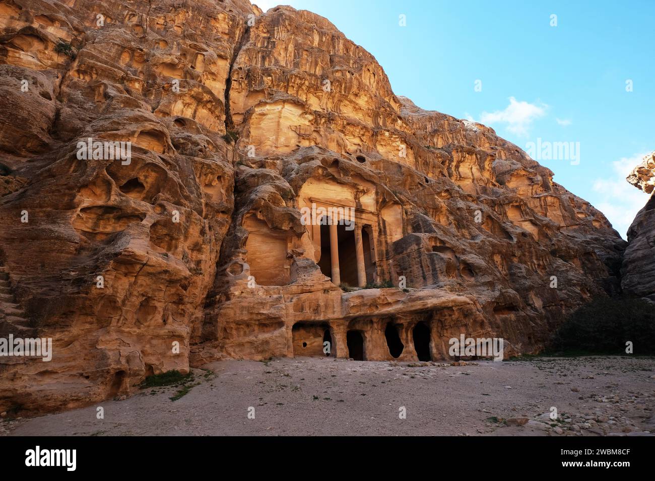 Die kleine Petra in Jordanien. Höhlengebäude in Siq al-Barid, Wadi Musa. Antike nabatäische Stätte. TriClinium (formeller Speisesaal in einem römischen Gebäude) Jordan Stockfoto