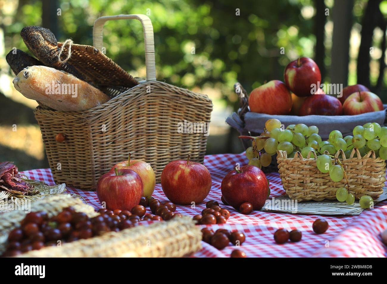 Ein Picknick in der Sonne mit Brot, Äpfeln und Jujube. Stockfoto