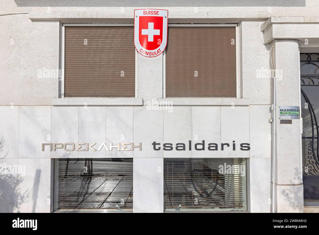 Thessaloniki, Griechenland - 22. Oktober 2023: Symbol des Schweizer Wappenkreuzes im Suisse Consulat Building in der Leof Nikis Street sonniger Herbsttag. Stockfoto