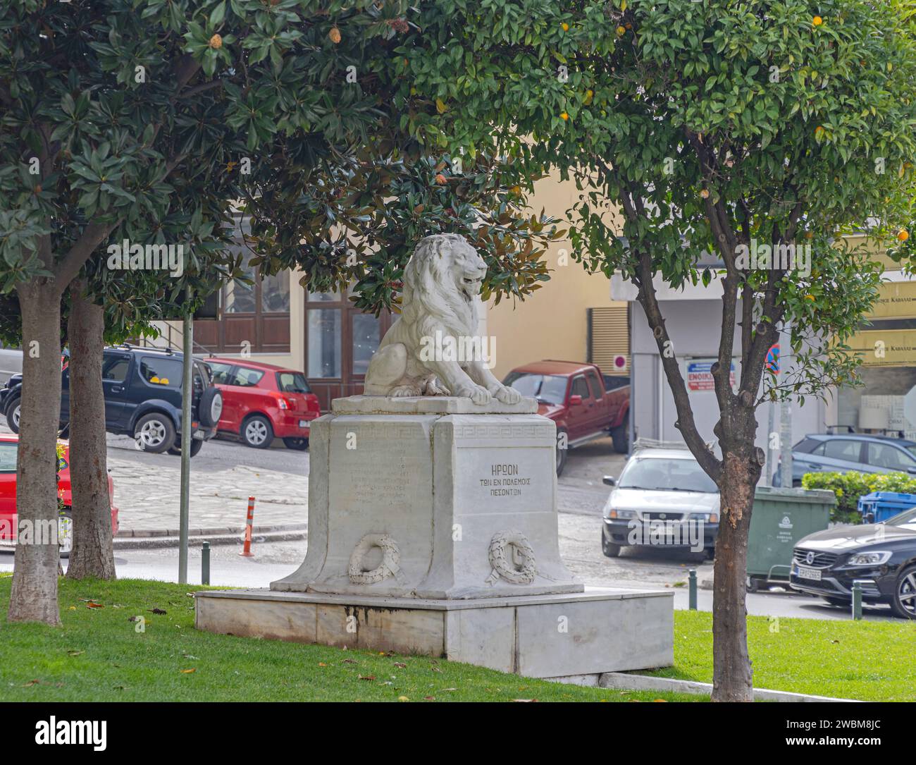 Kavala, Griechenland - 22. Oktober 2023: Denkmal für die Steinstatue des Löwen in Kriegen vor dem Stadtpark Kavala Chambers. Stockfoto