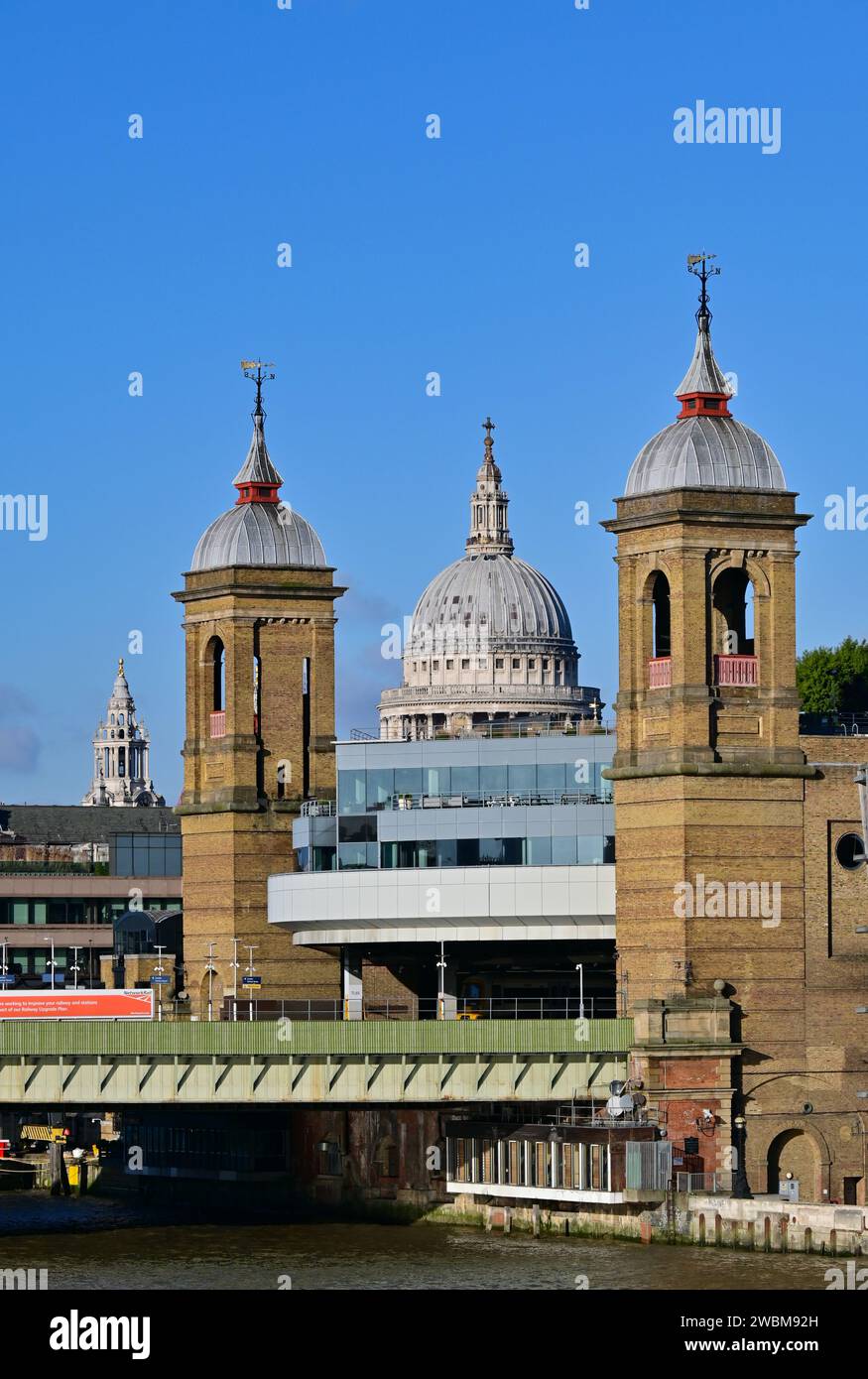 Die Kuppel der St Paul's Cathedral zwischen den Doppeltürmen des Bahnhofs Cannon Street am Nordufer der Themse, London, England, Großbritannien. Stockfoto