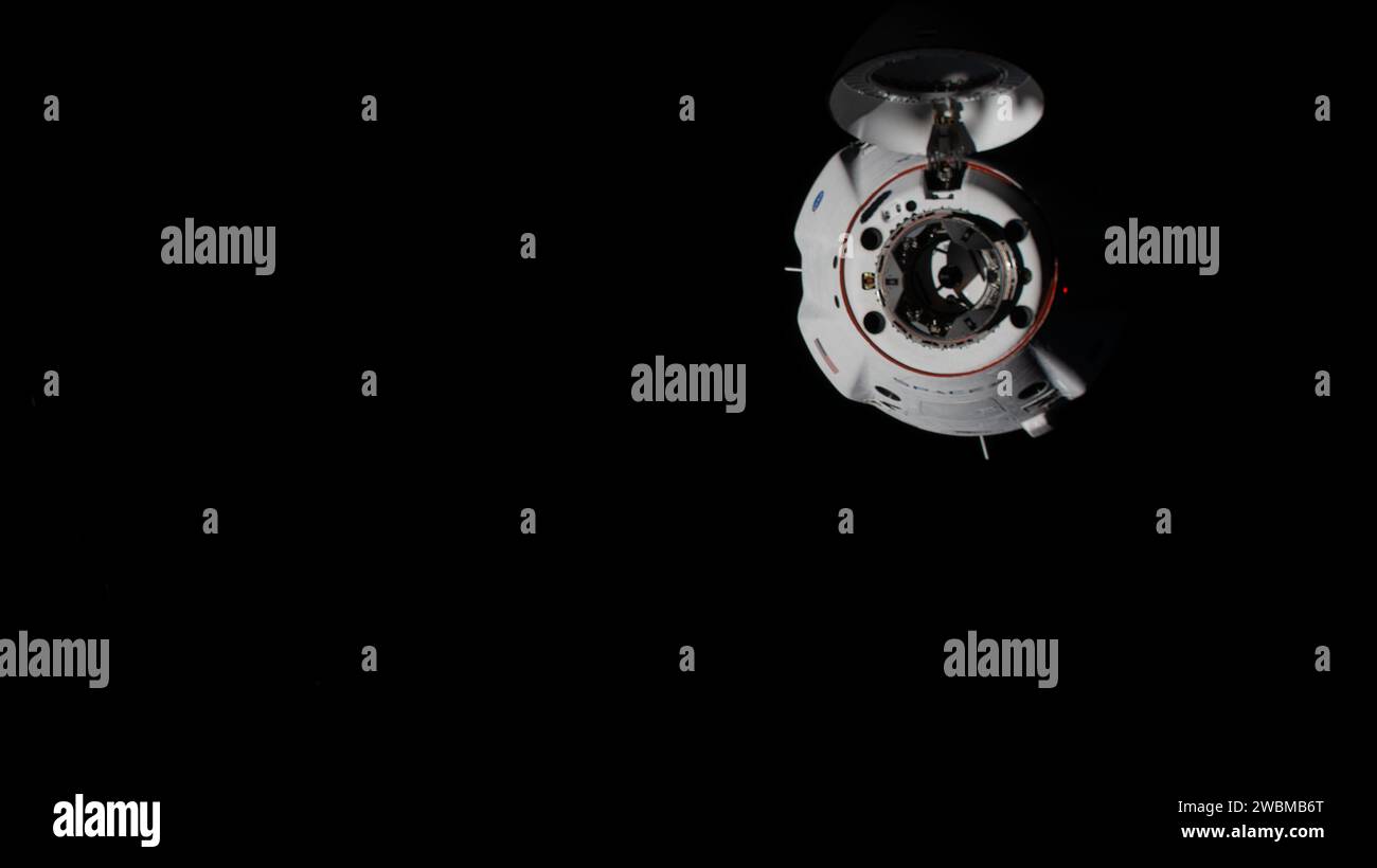 Iss064e004637 (17. November 2021) --- der SpaceX Crew Dragon 'Resilience' ist 20 Meter entfernt vom internationalen Dockingadapter der Internationalen Raumstation auf dem vorderen Port des Harmony-Moduls abgebildet. Stockfoto