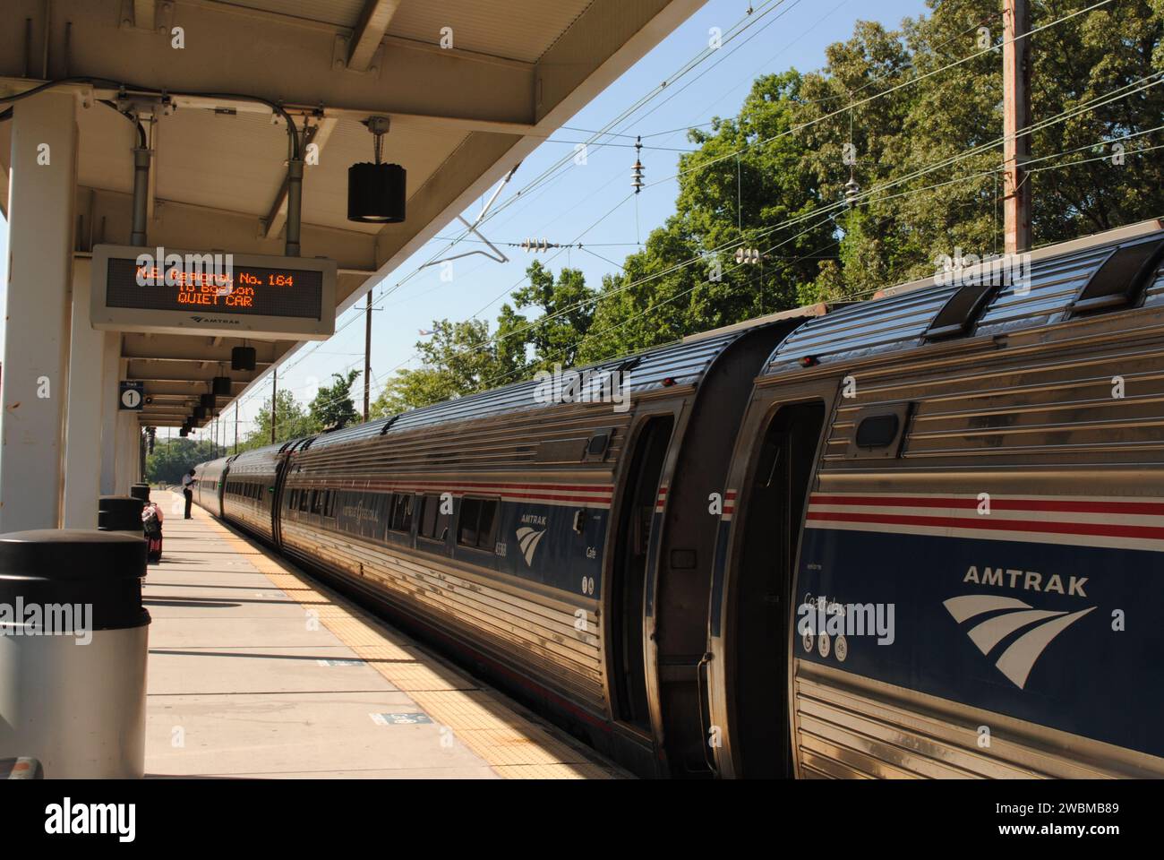 Ein Foto eines Amtrak-Regionalzuges Northeast am BWI-Bahnhof. Stockfoto