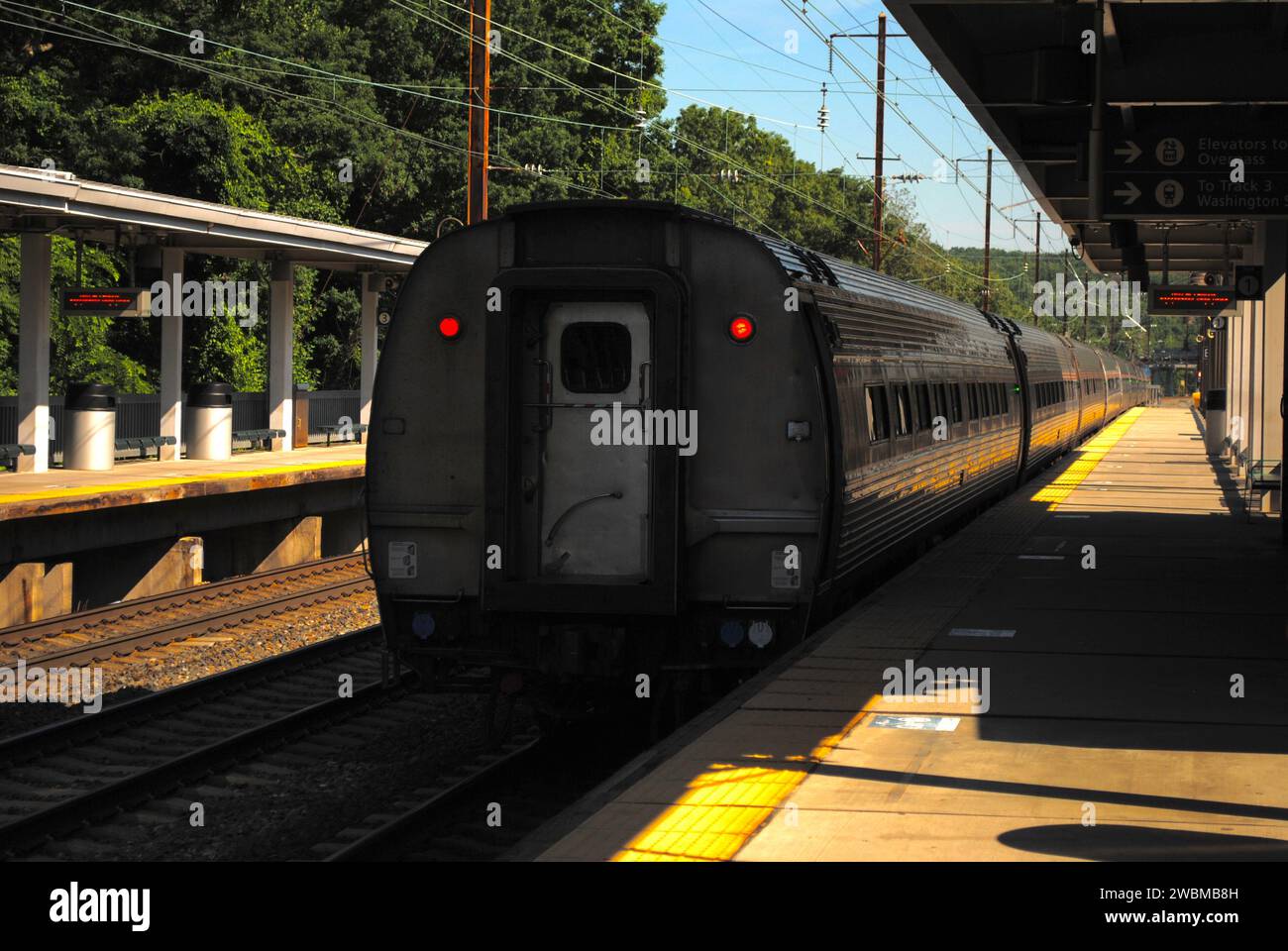Ein Foto eines Amtrak-Regionalzuges Northeast am BWI-Bahnhof. Stockfoto