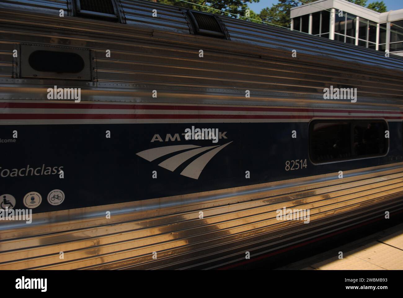 Ein Foto eines Amtrak-Regionalzuges Northeast am BWI-Bahnhof. Stockfoto