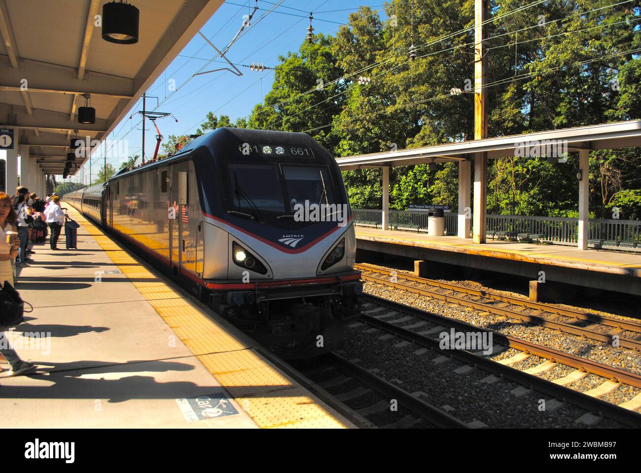 Ein Foto eines Amtrak-Regionalzuges Northeast am BWI-Bahnhof. Stockfoto