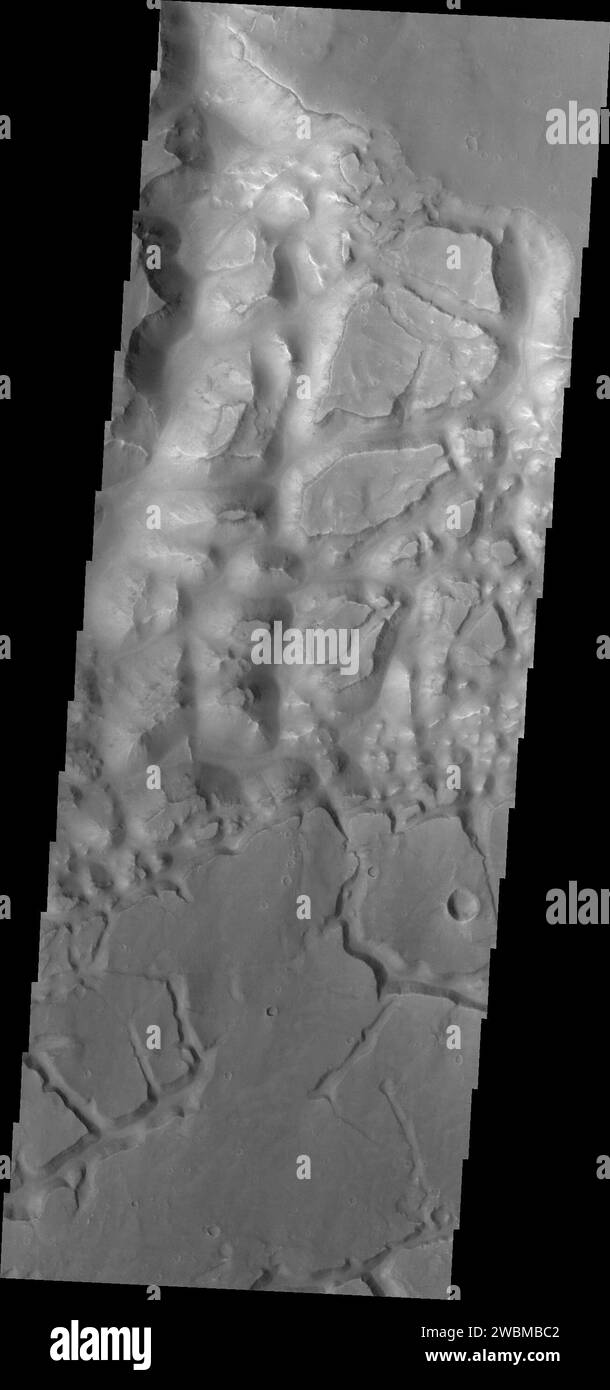 Die NASA-Raumsonde Mars Odyssey von 2001 hat ein Bild von mesa und Tal namens Chaos aufgenommen, das sich nahe dem östlichen Ende von Valles Marineris auf dem Mars befindet und detaillierte geologische Merkmale der Region zeigt. Stockfoto