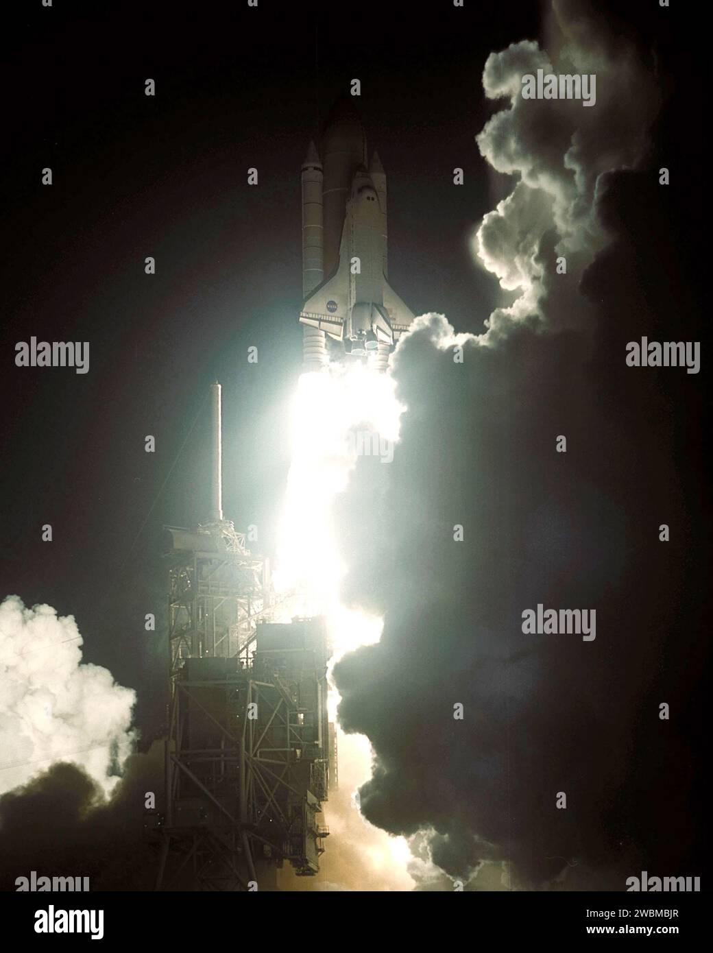 RAUMFAHRTZENTRUM KENNEDY, FLA. -- als das Space Shuttle Atlantis von der Startfläche 39A auf der Mission STS-98 abhebt, scheinen Rauch- und Dampfwolken ihn zu umgeben. Der Lifting erfolgte um 6, 13, 02 Uhr EST. Zusammen mit einer fünfköpfigen Crew trägt Atlantis das U.S. Laboratory Destiny, ein Schlüsselmodul für das Wachstum der Raumstation. Das Schicksal wird mit dem Roboterarm des Shuttles an den Knoten Unity auf der Raumstation angeschlossen. Drei Raumwanderungen sind erforderlich, um die geplanten Bauarbeiten während der 11-tägigen Mission abzuschließen. Diese Mission markiert den siebten Shuttle-Flug zur Raumstation, den 23. Flug von Stockfoto
