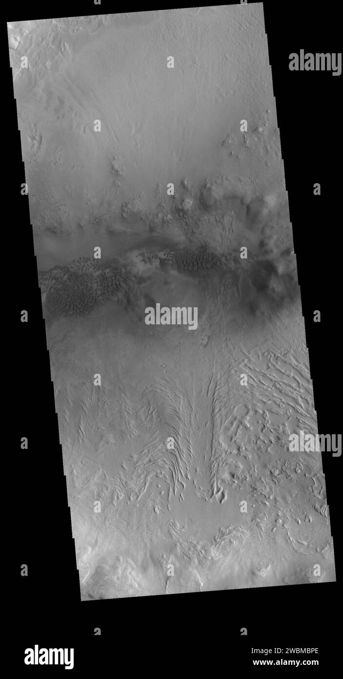 Dieses VIS-Bild zeigt Sanddünen auf dem Boden eines unbenannten Kraters zwischen Terra Sabaea und Utopia Planitia. Der innere Kraterrand in der unteren Hälfte des Bildes weist fließähnliche Merkmale auf. Diese Morphologie weist normalerweise auf Material hin, das ein flüchtiges wie Eis enthält, das sich abwärts bewegt. Orbitnummer 79947 Breitengrad 42,4781 Längengrad 67,2101 Instrument-VIS erfasst 23.12.2019, 03 56 Stockfoto