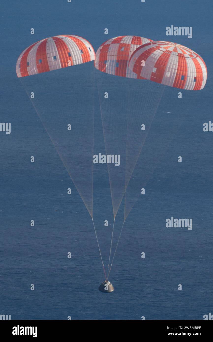 Am 5. Dezember 2014 kehrte Orion von EFT-1 mit Fallschirmen zurück, um die Abstiegsgeschwindigkeit zu kontrollieren und den sicheren Landebetrieb des Raumschiffs zu unterstützen. Stockfoto