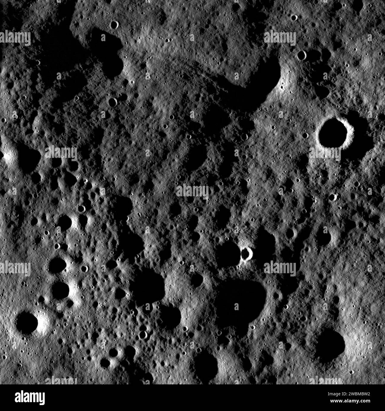 Der Lunar Reconnaissance Orbiter erfasste Bilder der fernen nördlichen Highlands auf dem Mond und ermöglichte detaillierte Beobachtungen des Mondgebietes und der Topographie. Stockfoto