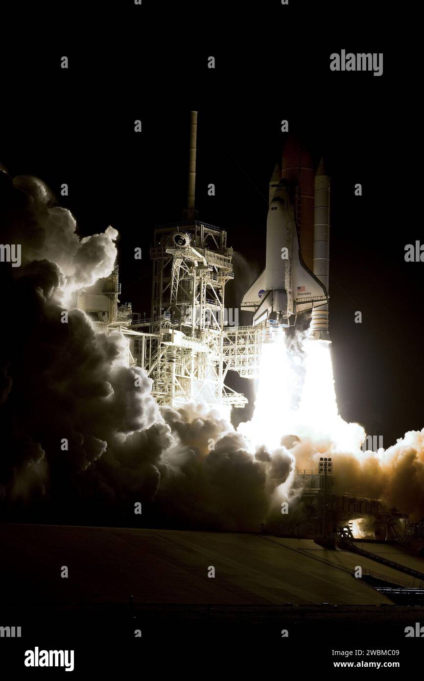 CAPE CANAVERAL, Fla. - Eine Wolke aus Rauch und Dampf bildet sich um die Startfläche 39A im Kennedy Space Center der NASA in Florida, als das Space Shuttle Discovery mit der STS-131-Mission startet. Der Start erfolgte pünktlich um 6:21 Uhr EDT, 5. April. Die siebenköpfige Besatzung wird das Mehrzweck-Logistikmodul Leonardo liefern, gefüllt mit Vorräten, einem neuen Schlafplatz und wissenschaftlichen Racks, die in die Labore der Internationalen Raumstation transferiert werden. Die Besatzung wird auch ein Gyroskop am Stationsfachwerk ausschalten, einen Ersatz-Ammoniaktank installieren und ein japanisches Experiment von den s holen Stockfoto