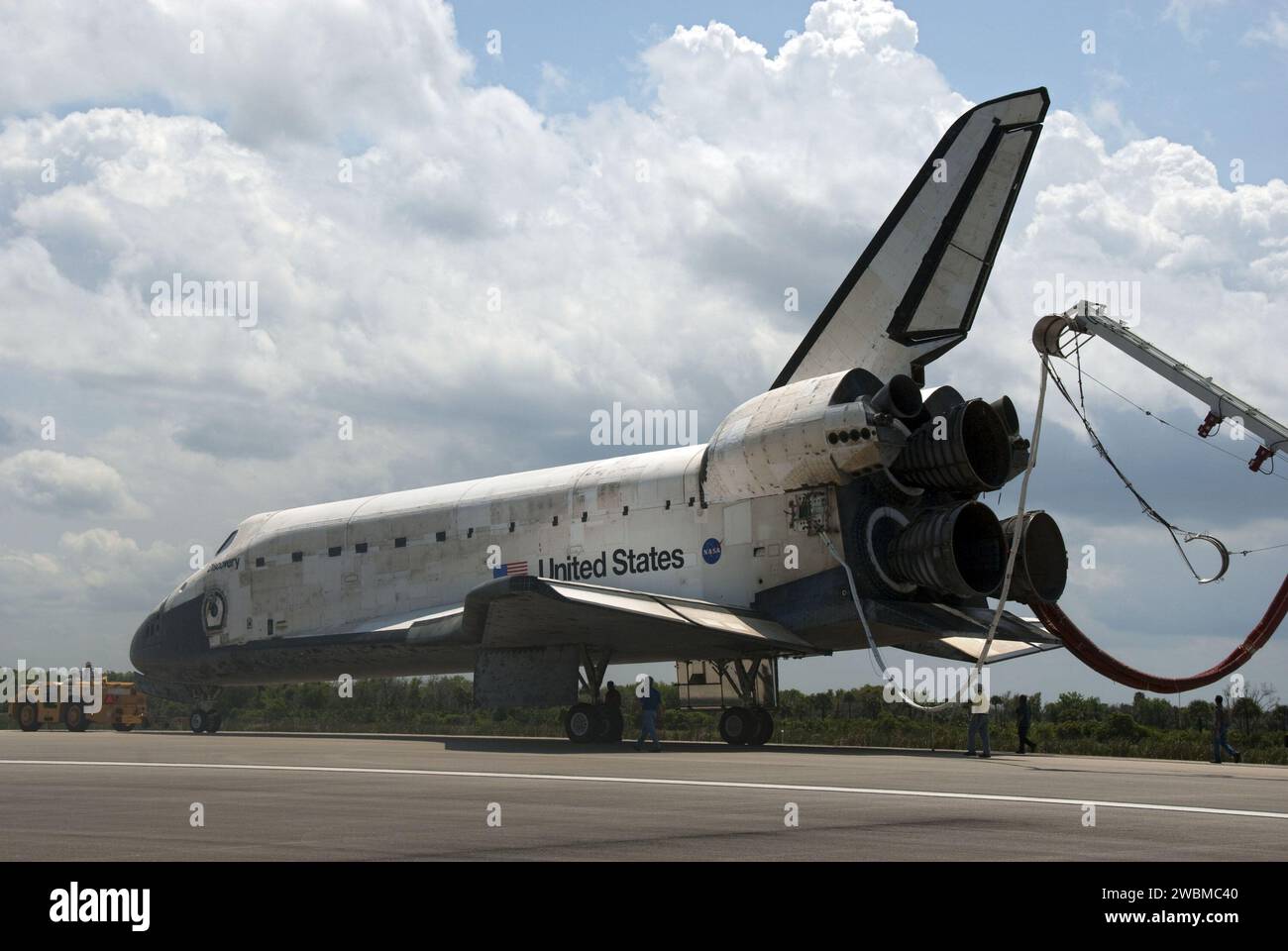 Nach Abschluss der 6,2-Millionen-Meilen-Mission STS-131 rollte das Space Shuttle Discovery von der Shuttle Landing Facility zur Orbiter Processing Facility-3 im Kennedy Space Center. Die siebenköpfige Besatzung lieferte das Mehrzweck-Logistikmodul Leonardo mit Vorräten, Schlafräumen und wissenschaftlichen Racks zur Internationalen Raumstation und ersetzte ein Gyroskop auf dem Fachwerk der Station. Stockfoto