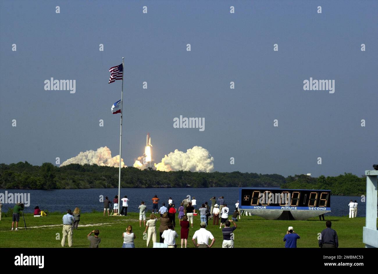 Die Zuschauer beobachteten den Start des Space Shuttle Discovery pünktlich um 17:10 Uhr EDT. Die Mission trägt vier Shuttle-Besatzungsmitglieder und Expedition drei, um Expedition zwei an Bord der ISS zu ersetzen. Der dritte Flug eines in Italien gebauten Mehrzweck-Logistikmoduls liefert Ausrüstung, wissenschaftliche Racks und den frühen Ammoniak-Servicer für die Installation auf dem P6-Traverse, der Solararrays, Batterien und Kühlkörper unterstützt. Stockfoto