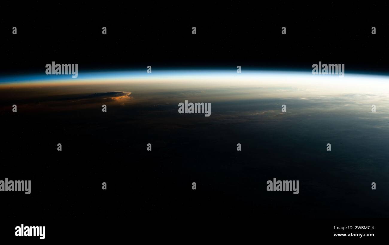 Iss070e003364 (13. Oktober 2023) --- ein Sonnenaufgang in der Umlaufbahn wirft auf diesem Foto langgezogene Wolkenschatten von der Internationalen Raumstation, als sie 260 Meilen über der Grenze Peru-Ecuador in Südamerika umkreiste. Stockfoto