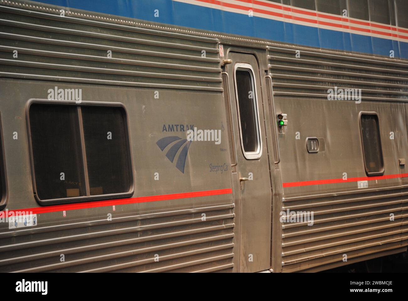 Ein Foto des Amtrak Capitol Limited, der an Harpers Ferry, WV auf dem Weg zur union Station in DC, von Chicago kommend, hält. Stockfoto