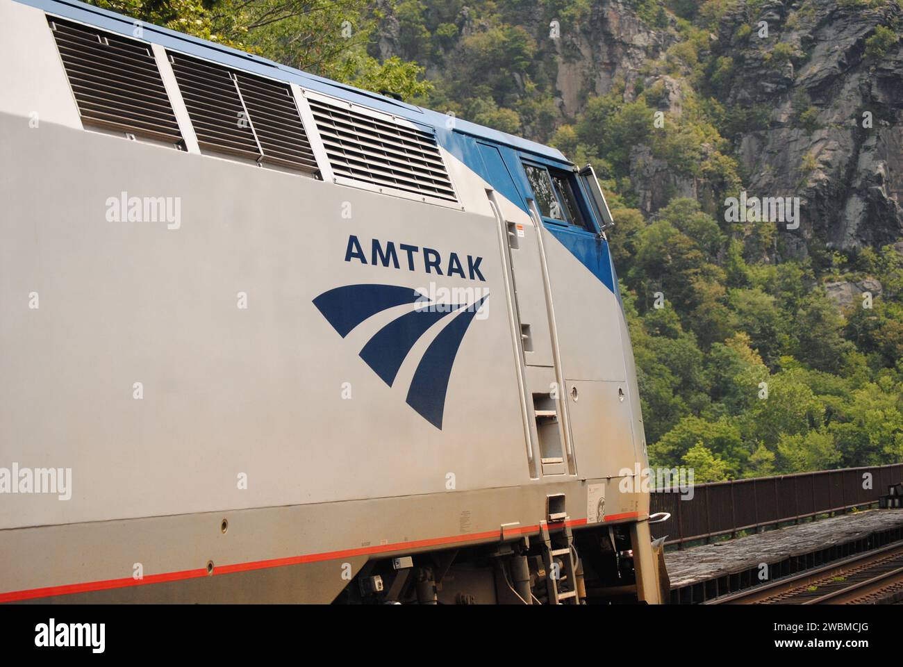 Ein Foto des Amtrak Capitol Limited, der an Harpers Ferry, WV auf dem Weg zur union Station in DC, von Chicago kommend, hält. Stockfoto