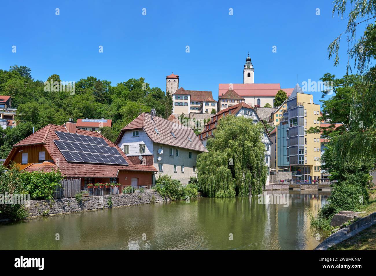 Horb am Neckar, Deutschland - Blick über den Mühlkanal bis zur Stiftskirche Stockfoto