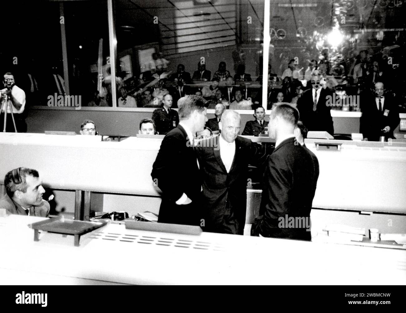 Präsident John F. Kennedy (links) besucht das Flugkontrollgebiet von Mercury wenige Tage nach John Glenn's Flug im Februar 1962. Rechts von Kennedy sind Glenn und Astronaut Alan Shepard. Stockfoto