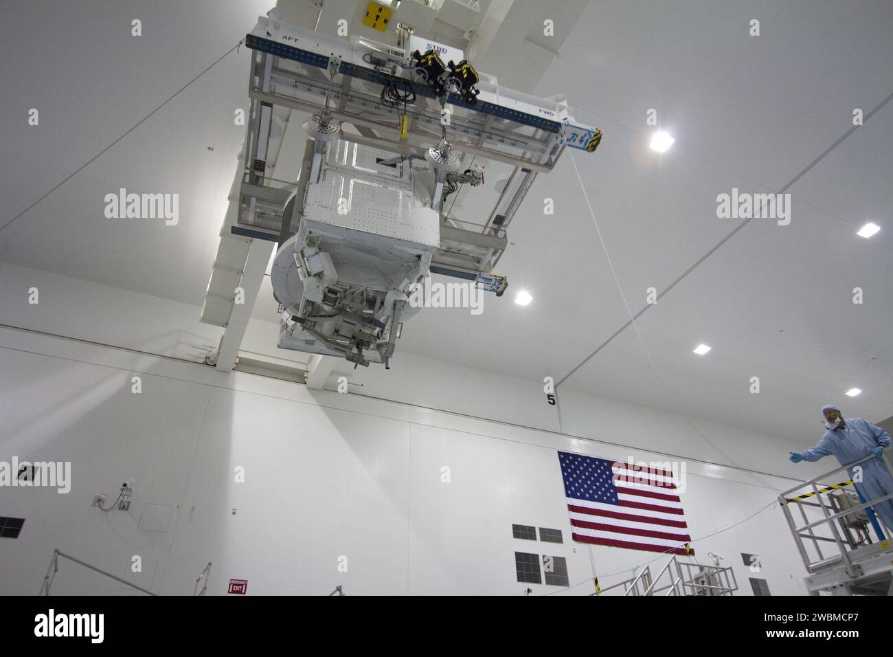CAPE CANAVERAL, Fla. -- in der Raumstation-Verarbeitungsanlage im Kennedy Space Center der NASA in Florida bewegt sich das Alpha Magnetic Spectrometer-2 (AMS) von seinem primären Arbeitsstand zum Gewicht- und Schwerpunktstand, wo die letzten Messungen vor dem Start durchgeführt werden. Als Nächstes wird AMS in einen Nutzlastbehälter gebracht. Der Kanister wird die raumgebundene Nutzlast auf der Reise zum Launch Pad 39A schützen, wo sie später im Nutzlastbereich des Space Shuttle Endeavour installiert wird. AMS ist ein Teilchenphysik-Detektor, der als externes Experiment auf der International Space St eingesetzt werden kann Stockfoto
