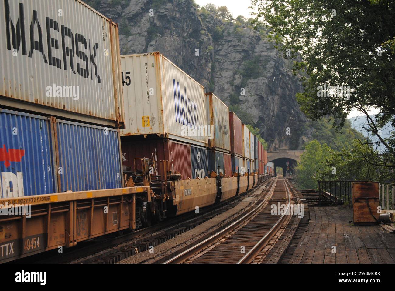 Hier ist ein Foto von einem zweistapligen intermodalen CSX-Zug, der durch Harpers Ferry, WV fährt. Stockfoto