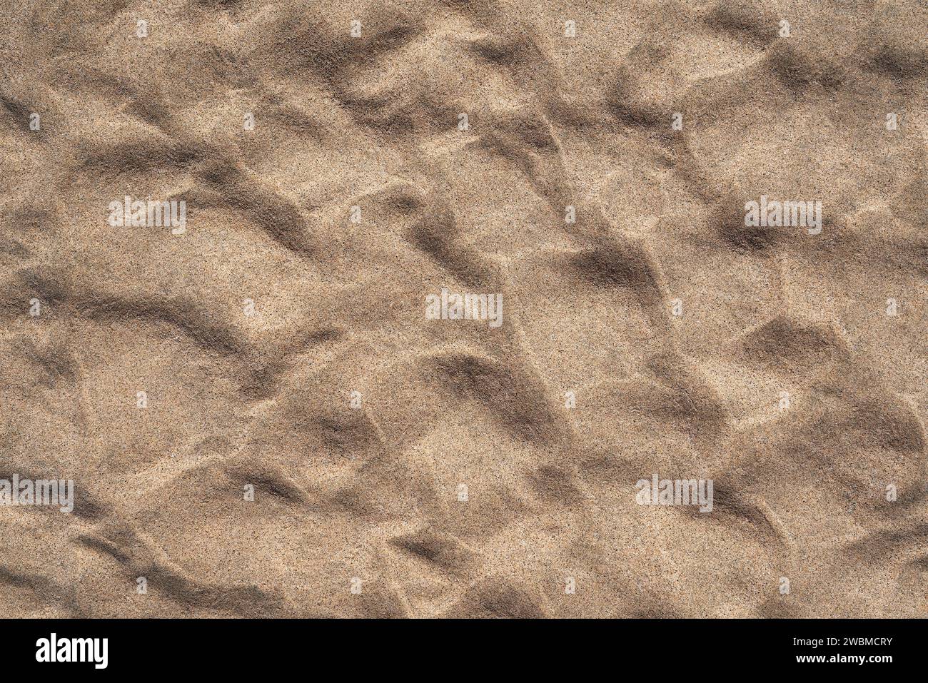 Feiner brauner Sand mit Reliefmuster am Strand in Nahaufnahme Stockfoto