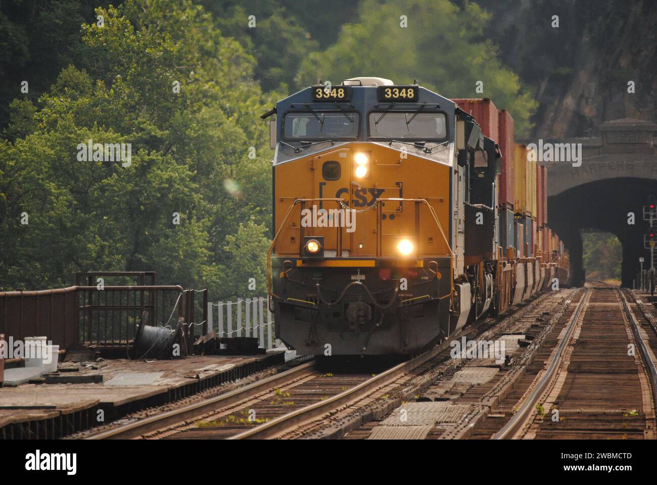 Hier ist ein Foto von einem zweistapligen intermodalen CSX-Zug, der durch Harpers Ferry, WV fährt. Stockfoto