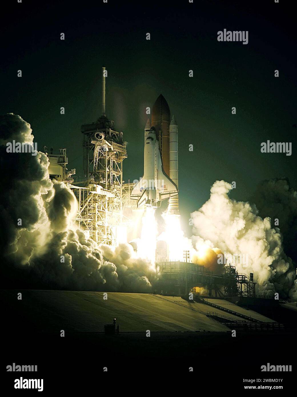 RAUMFAHRTZENTRUM KENNEDY, FLA. -- Space Shuttle Atlantis spuckt Rauch- und Dampfwolken über Startfläche 39A, während es in den Himmel auf der Mission STS-98 explodiert. Der Lifting erfolgte um 6, 13, 02 Uhr EST. Zusammen mit einer fünfköpfigen Crew trägt Atlantis das U.S. Laboratory Destiny, ein Schlüsselmodul für das Wachstum der Raumstation. Das Schicksal wird mit dem Roboterarm des Shuttles an den Knoten Unity auf der Raumstation angeschlossen. Drei Raumwanderungen sind erforderlich, um die geplanten Bauarbeiten während der 11-tägigen Mission abzuschließen. Diese Mission markiert den siebten Shuttle-Flug zur Raumstation, den 23. Flug der ATL Stockfoto