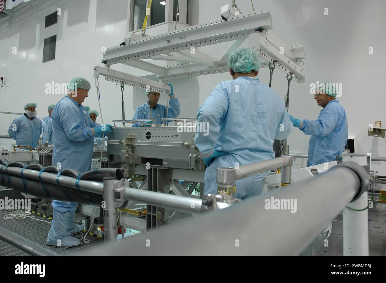 Die Arbeiter der Space Station Processing Facility heben das DTO-Fliesen-Reparaturkit vom LMC ab, das vom Space Shuttle Discovery von STS-114 zurückgegeben wurde. Das Kit, das für Astronautentests verwendet wird, wird an das Johnson Space Center in Houston geschickt. Stockfoto