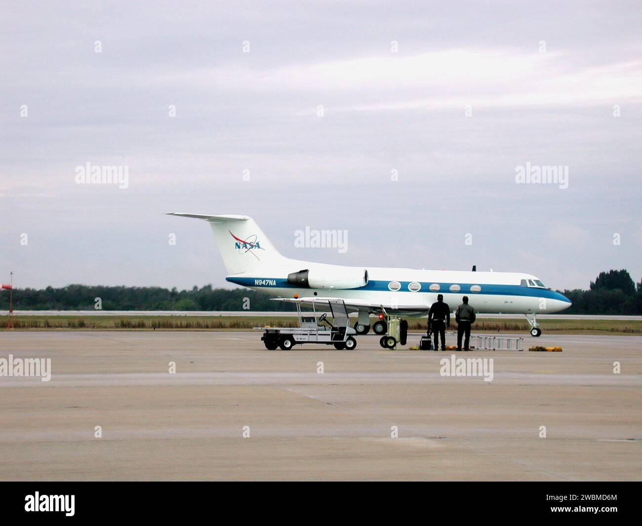 RAUMFAHRTZENTRUM KENNEDY, FLA. -- Ein Shuttle-Trainingsflugzeug, gesteuert von STS-98 Commander Ken Cockrell, Taxis an der KSC-Shuttle-Landeanlage. Das Cockpit des Flugzeugs ist wie das Shuttle ausgestattet, das Übungen an den Steuerungen bietet, insbesondere bei der Landung. Die STS-98-Besatzung kam vor kurzem bei KSC an, um sich auf den Start der Internationalen Raumstation am 7. Februar vorzubereiten. Der siebte Bauflug zur Raumstation wird das U.S. Laboratory Destiny, ein Schlüsselmodul für Weltraumexperimente, transportieren Stockfoto