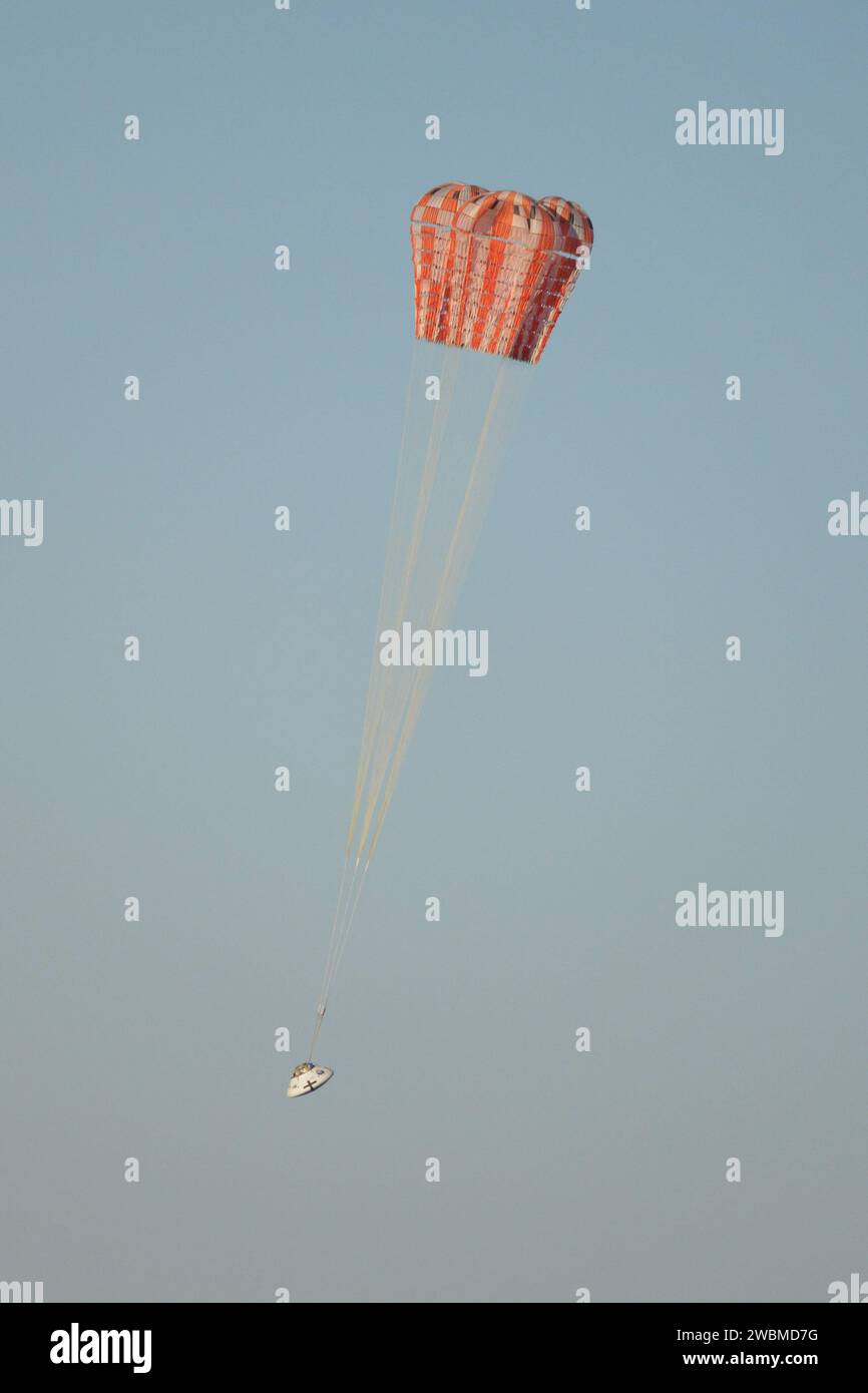 Das Orion-Team führte am 20. Dezember 2012 einen CPAS-Falltest mit einem Fallschirmprüffahrzeug auf dem Yuma Proving Ground in Arizona durch, bei dem der Abstieg und die Fallschirmfunktion der Kapsel für eine sichere Bergung bewertet wurden. Stockfoto
