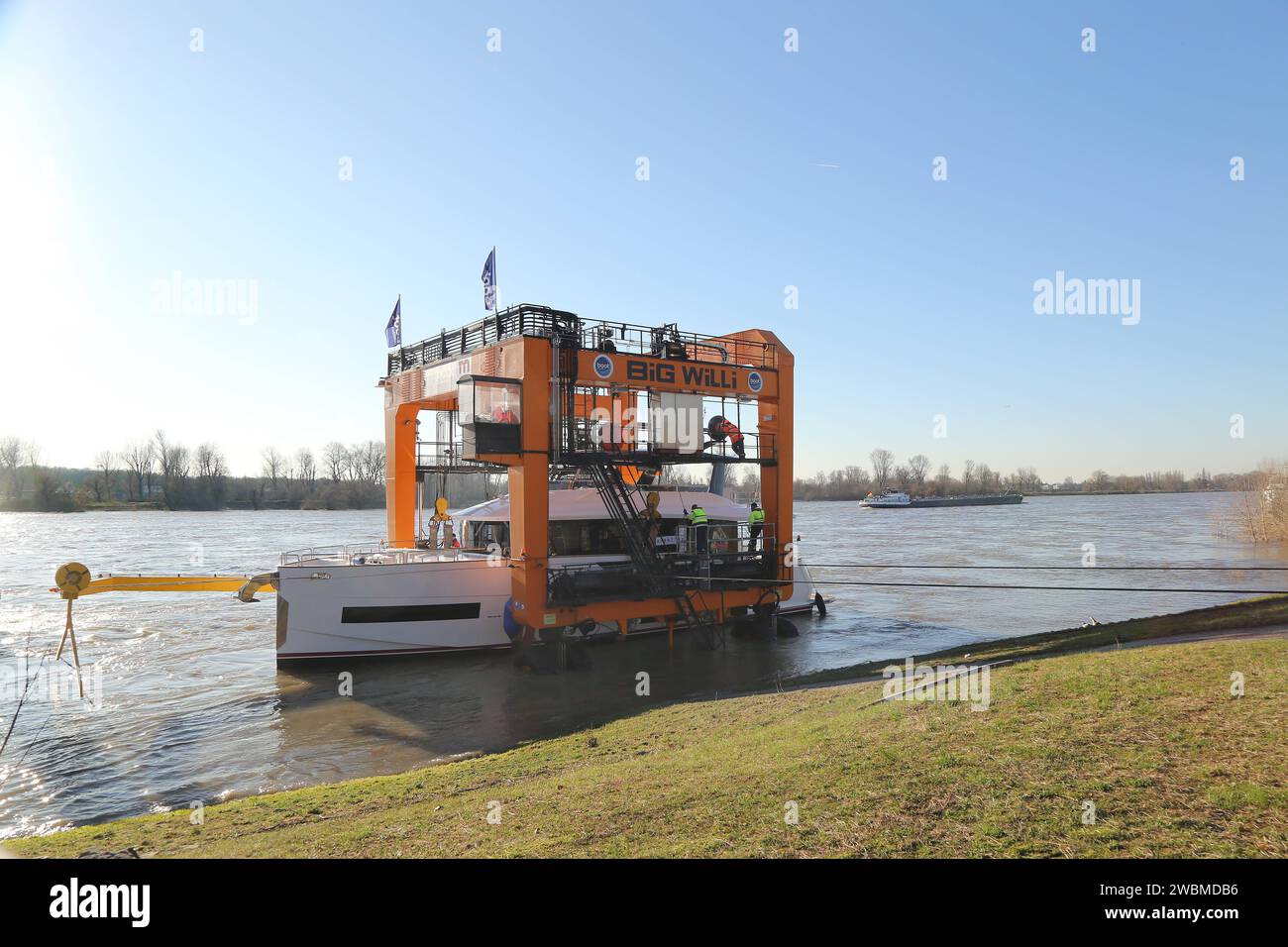 09.01.2024 Düsseldorf Bevor die Boot in Düsseldorf startet, werden zahlreiche der ausgestellten Yachten vom Rhein auf die Straße gebracht. Der orangene Schiffskran Big Willinimmt dort die Boote im Rhein auf und verladen sie auf Tieflader. Damit werden die Yachten in die Messehallen gefahren. Kranführer Norbert Pilarski steuert den großen Kran von oben. *** 09 01 2024 Düsseldorf bevor Boot in Düsseldorf startet, werden viele der gezeigten Yachten vom Rhein auf die Straße gebracht der orange Big willin Schiffskran nimmt die Boote im Rhein auf und lädt sie auf Tieflader so die Yacht Stockfoto