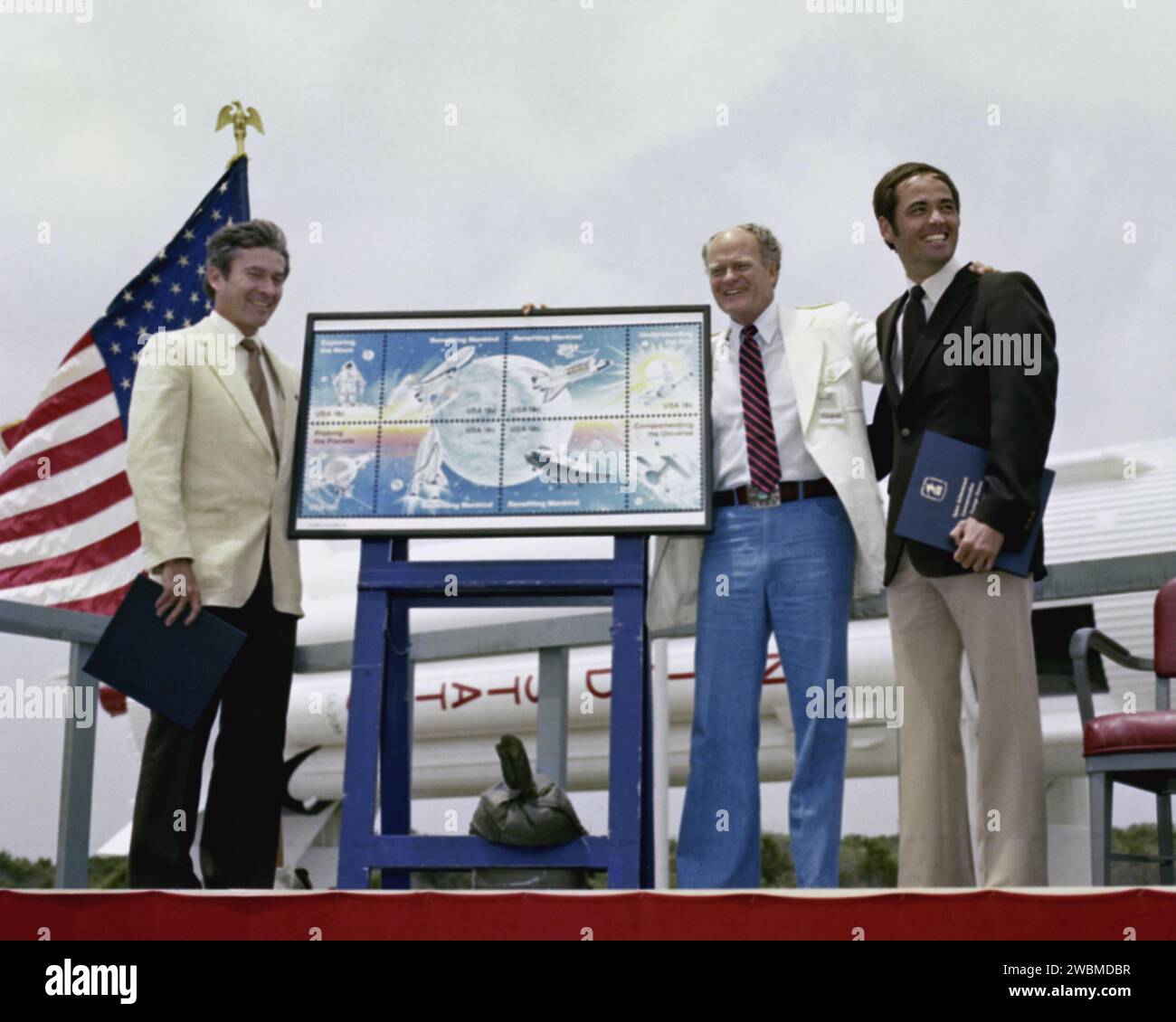 Im Kennedy Space Center Visitors Center zeigten die Astronauten John Young und Robert Crippen zusammen mit dem Künstler Robert McCall Weltraummarken zur Erinnerung an die erste Space Shuttle-Mission an Bord der Columbia. Stockfoto