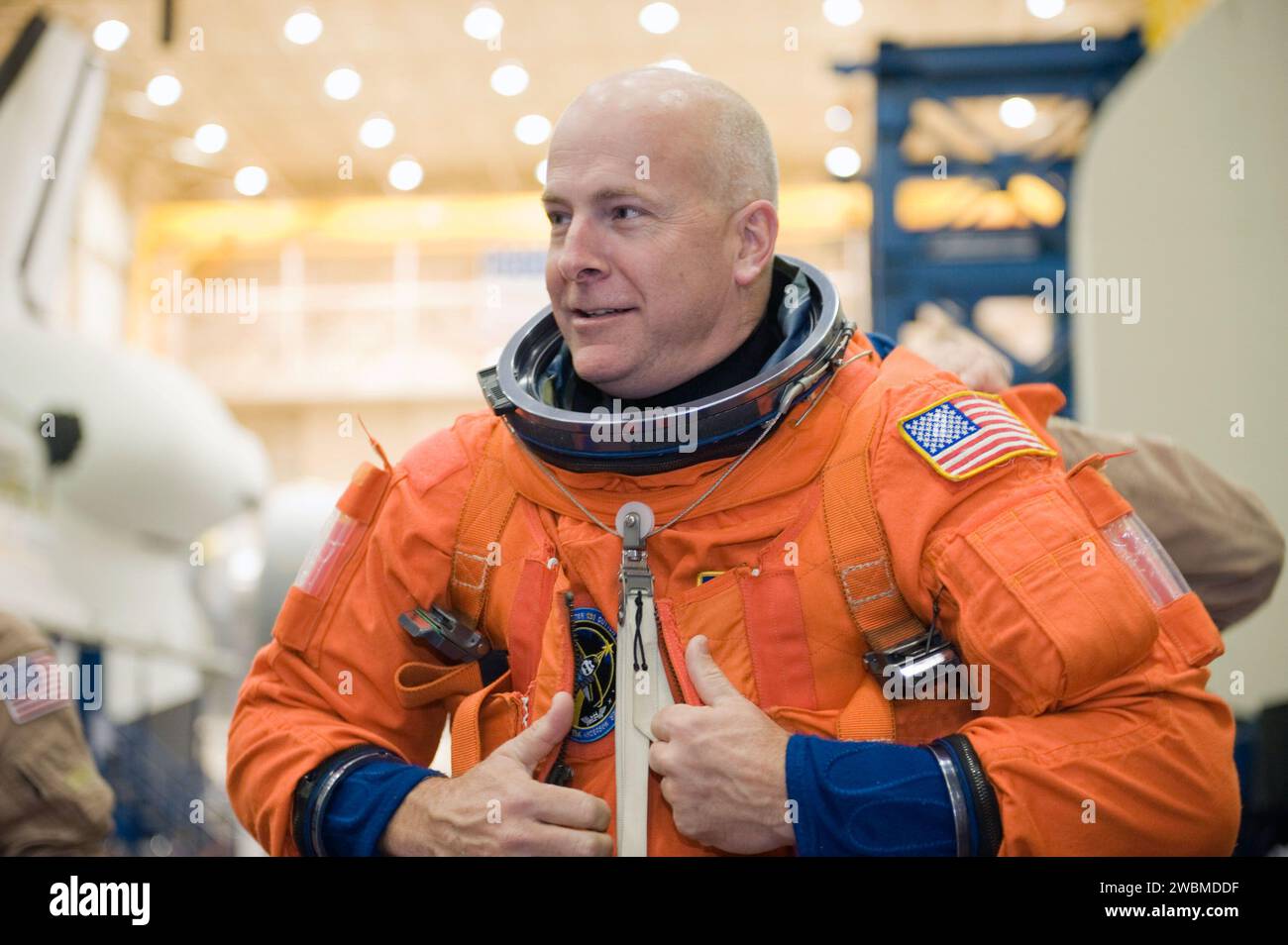 Die STS-131-Besatzung führt in Gebäude 9NW (CCT-II) eine Vorflugausbildung durch, die sich auf den ASC/CAP/DES-91020-Betrieb und die Einsatzbereitschaft erstreckt. Stockfoto