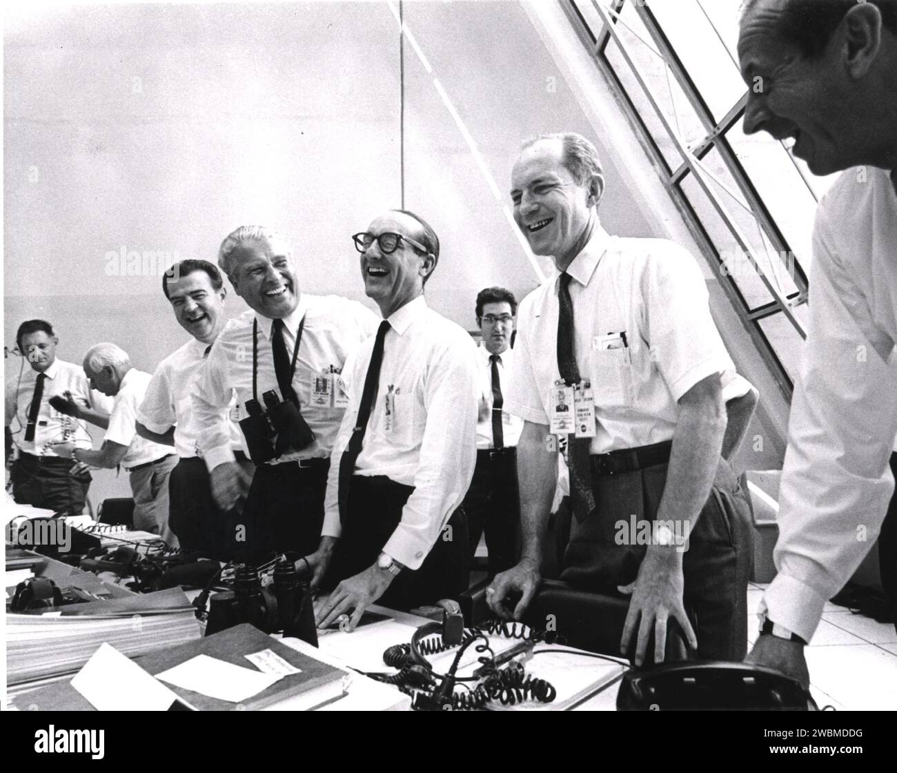 Die Beamten der Apollo 11-Mission Charles Mathews, Wernher von Braun, George Mueller und Samuel Phillips sind nach dem erfolgreichen Start von Apollo 11 im Kennedy Space Center abgebildet. Stockfoto