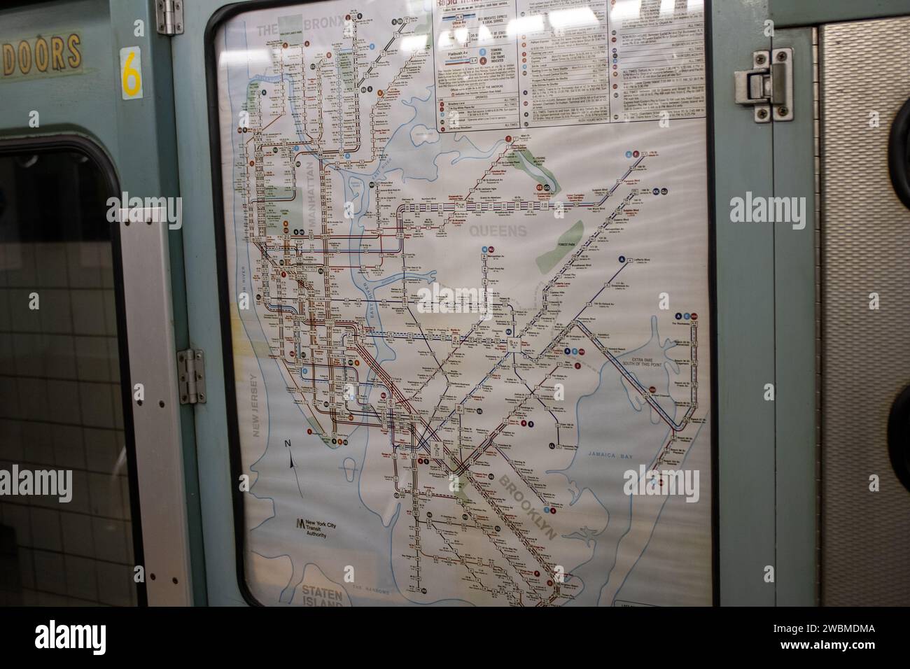 Ein Blick von oben auf eine U-Bahn-Station New York mit einer Karte an der Wand, die die verschiedenen Transitrouten in der Stadt beschreibt Stockfoto