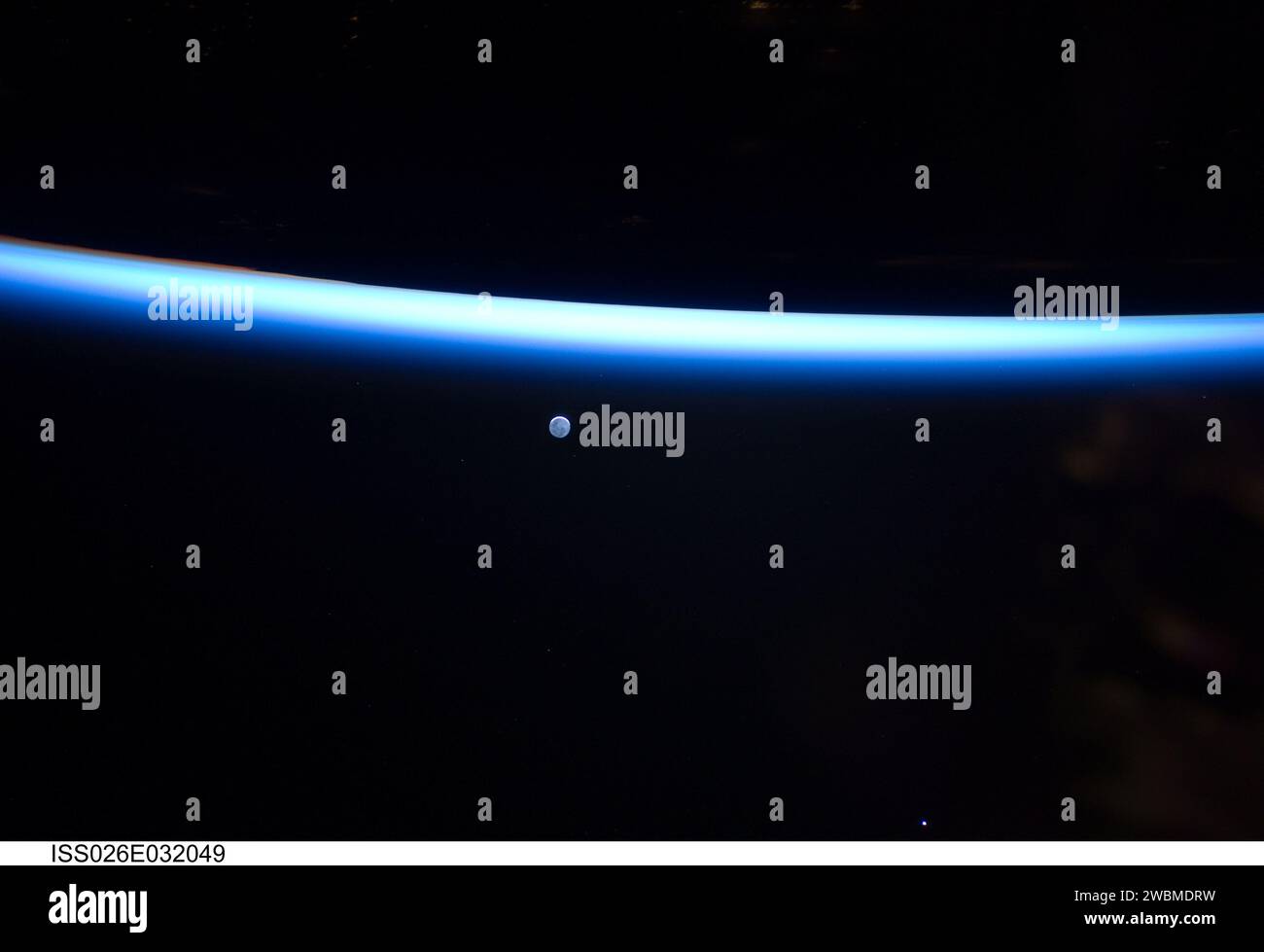 ISS026-E-032049 (6. März 2011) --- die dünne Atmosphärenlinie der Erde und ein Mond sind auf diesem Bild zu sehen, das von einem Besatzungsmitglied der Expedition 26 auf der Internationalen Raumstation fotografiert wurde. Stockfoto