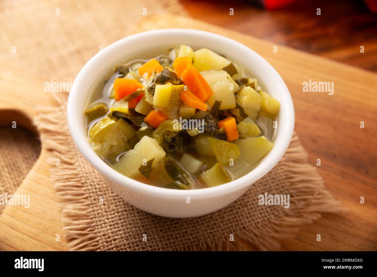 Hausgemachte frische Gemüsesuppe, einfaches Rezept mit gehacktem Gemüse, Karotten, Sellerie, Kürbis, Spinat, Chayote und andere Zutaten, gesundes Gericht Stockfoto